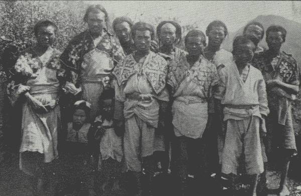 MOTLEY GROUP OF HUA MIAO MENFOLK

Picture gives an idea of how the Hua Miao in certain sections are being
gradually absorbed by the Chinese; these men are typical tenant farmers
of the Nou-su.