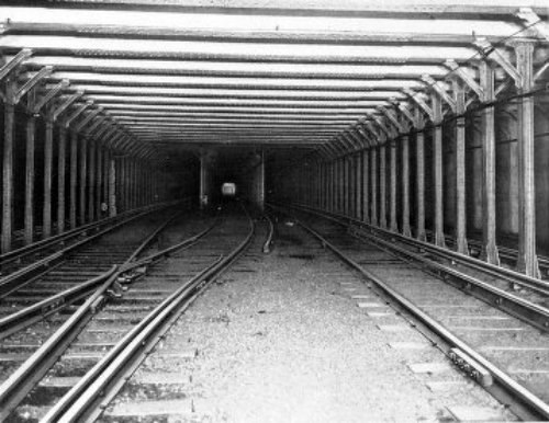 FOUR-TRACK SUBWAY&mdash;SHOWING CROSS-OVER SOUTH OF 18TH
STREET STATION