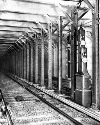 FRONT VIEW OF BLOCK SIGNAL POST, SHOWING LIGHTS,
INDICATORS AND TRACK STOP
