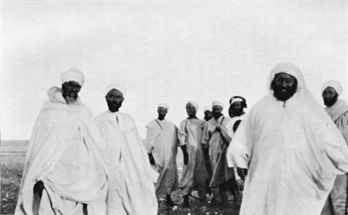 A MOORISH KAĎD AND ATTENDANTS.