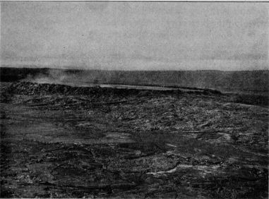 A lake of white-hot molten lava. The volcano of Mauna-Lo&aacute;, Hawaii