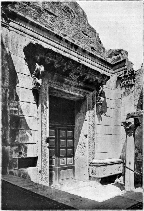 Bild 23. Tür am sogen. Äskulaptempel in Spalato. Bild 23. Tür am sogen. Äskulaptempel in Spalato.