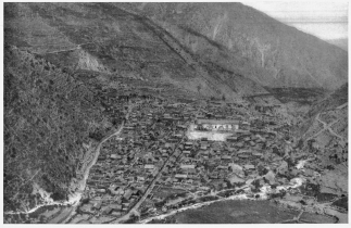 Fig. 62&mdash;Salamanca, on the floor of the deep Arma Valley
(a tributary of one of the major coast valleys, the Ocoña), which is
really a canyon above this point and which, in spite of its steepness,
is thoroughly terraced and intensively cultivated up to the frost line.