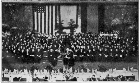 SÉANCE SOLENNELLE DE L’UNIVERSITÉ «GEORGE WASHINGTON» OÙ
BLASCO IBÁÑEZ A ÉTÉ REÇU DOCTEUR ÈS LETTRES «HONORIS CAUSA»